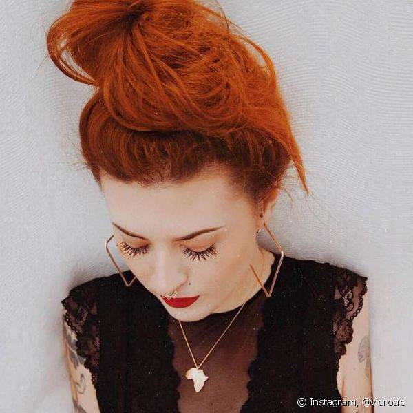 O batom vermelho é uma opção curinga para valorizar os cabelos ruivos (Foto: Instagram @viorosie)